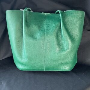 OVERSIZED DEVAN BUCKET TOTE (bacalar)
